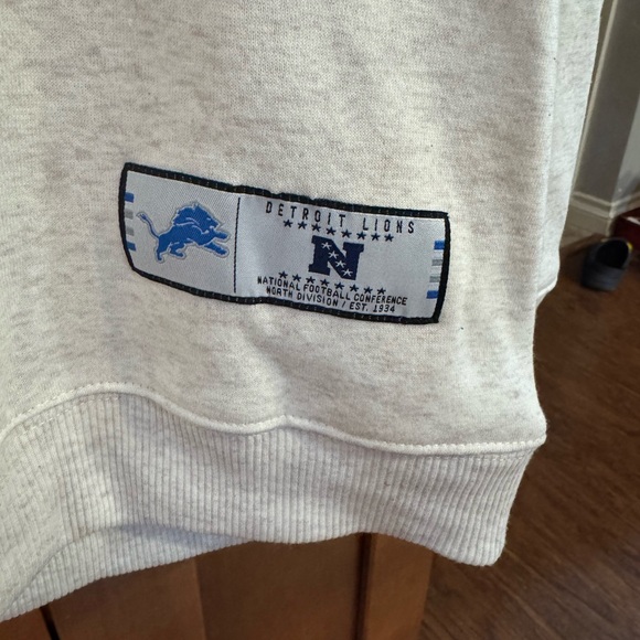 New with tags Detroit Lions sweatshirt - Picture 3 of 9